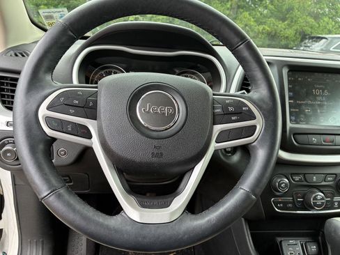 Used 2017 Jeep Cherokee Limited w/ Luxury Group FWD image 7