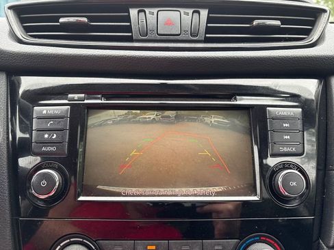 Used 2018 Nissan Rogue SV AWD/4WD image 17