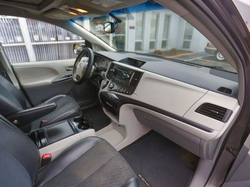 Used 2014 Toyota Sienna SE FWD image 19