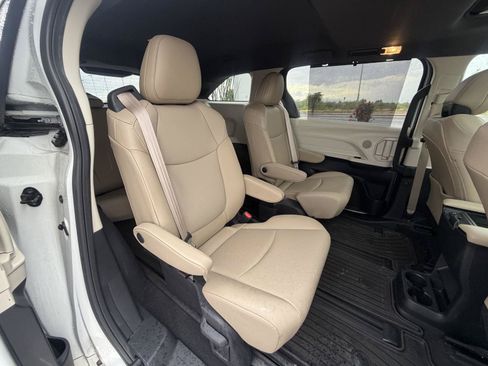 Used 2021 Toyota Sienna XLE w/ XLE Plus Package FWD image 21