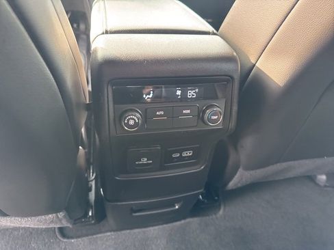 Used 2023 GMC Acadia SLT image 25