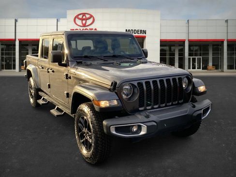Used 2023 Jeep Gladiator Sport image 3