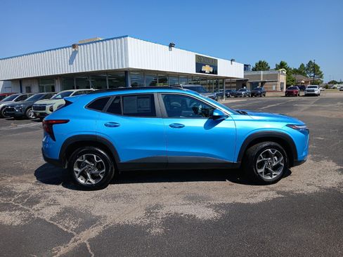 Used 2025 Chevrolet Trax LT FWD image 7