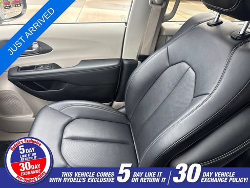Certified 2024 Chrysler Pacifica Touring-L FWD image 18