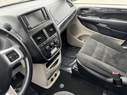 Used 2019 Dodge Grand Caravan SE w/ UConnect Hands-Free Group image 16