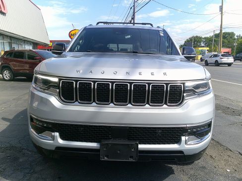 Used 2023 Jeep Wagoneer 4WD image 9