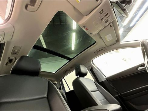 Used 2021 Volkswagen Tiguan SE image 28