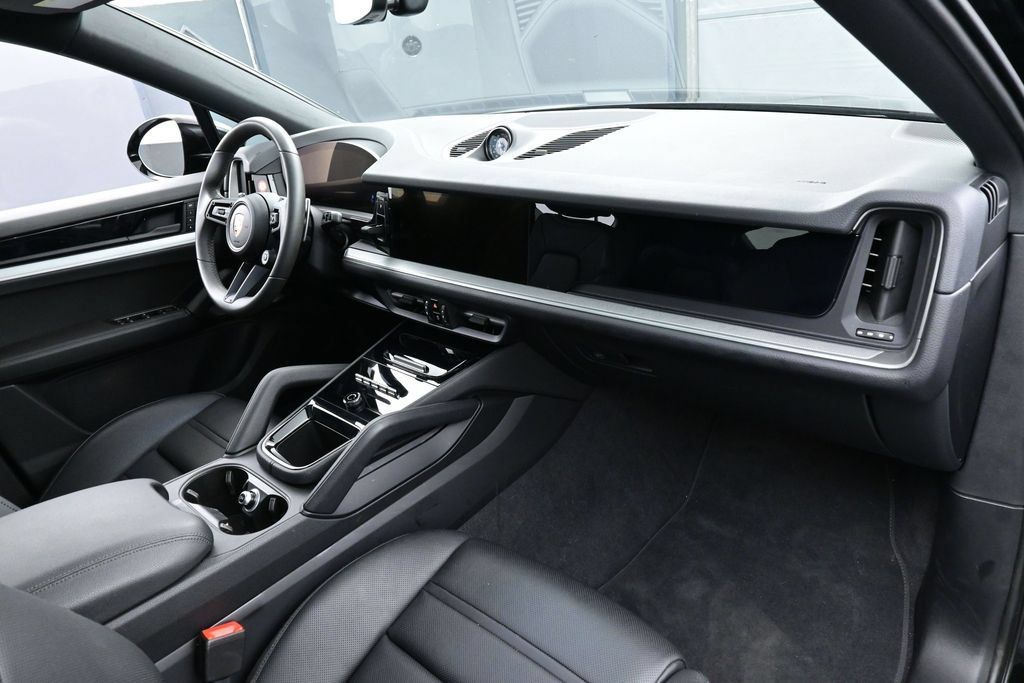 Certified 2025 Porsche Cayenne E-Hybrid Coupe AWD/4WD image 31