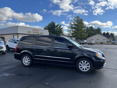 Used 2016 Chrysler Town & Country Touring image 17