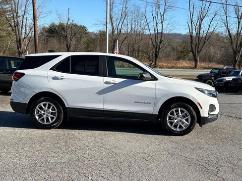 Used 2023 Chevrolet Equinox LS AWD/4WD image 3