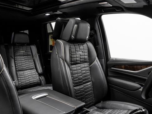 Used 2023 Cadillac Escalade Sport Platinum w/ LPO, ONYX Package image 19