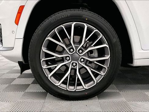 Used 2023 Jeep Grand Cherokee L Summit AWD/4WD image 10