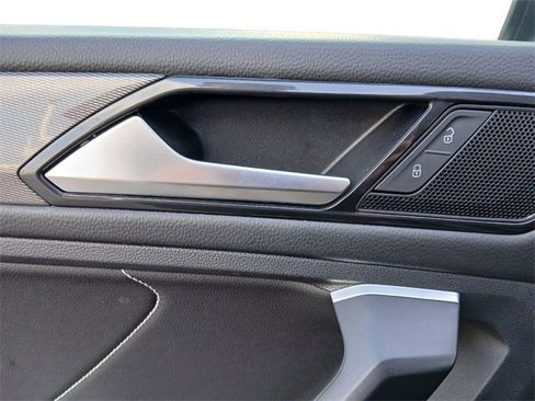 Used 2024 Volkswagen Tiguan SE w/ Panoramic Sunroof Package image 27