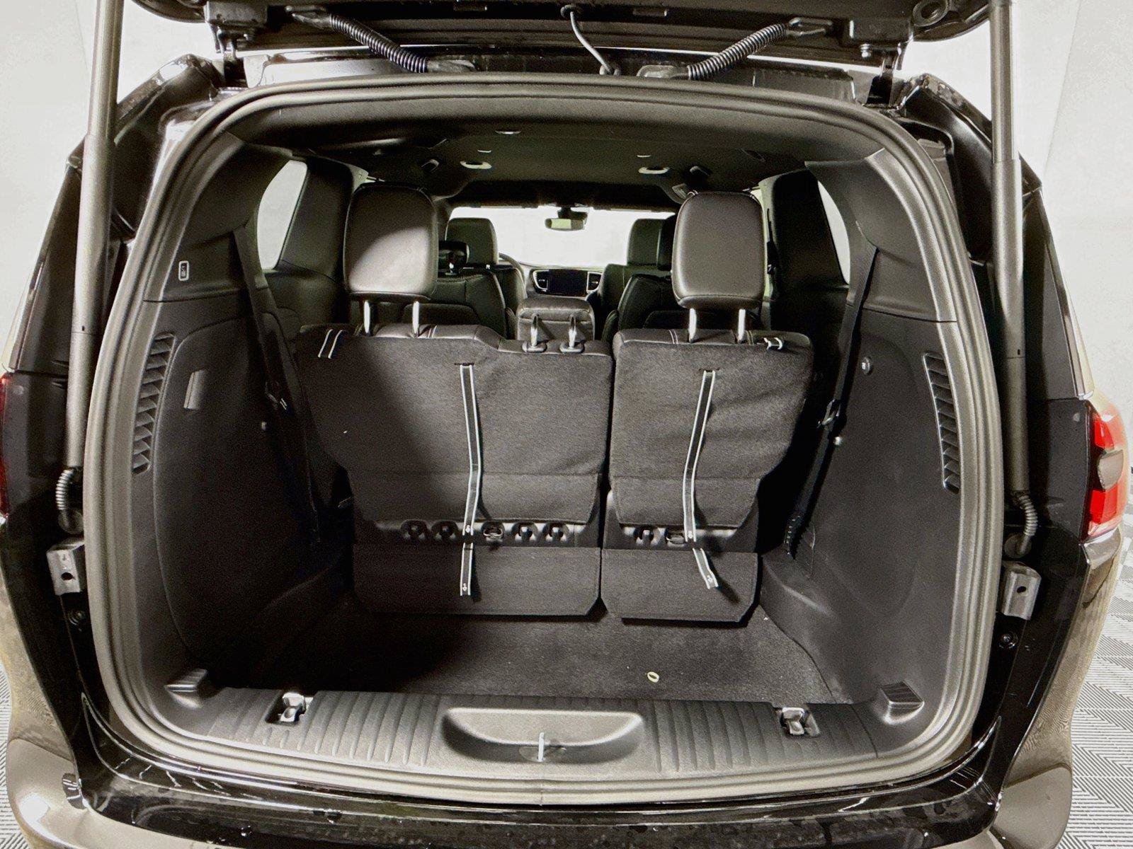 New 2027 Chrysler Pacifica Select AWD/4WD image 18