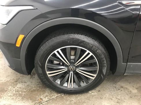 Used 2024 Volkswagen Tiguan SE image 42