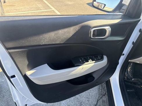 Used 2024 Hyundai Venue SEL image 18