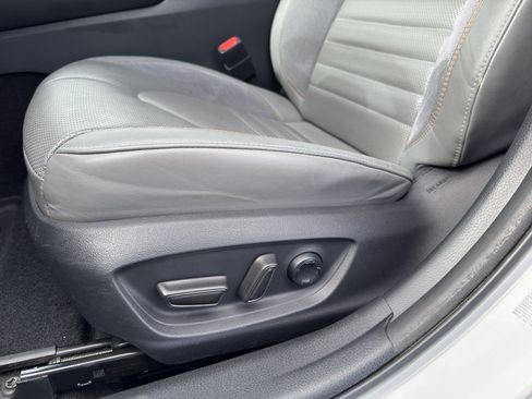 Used 2019 Toyota Avalon Touring w/ Advanced Safety Package FWD image 12