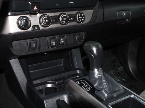Used 2019 Toyota Tacoma SR5 AWD/4WD image 14