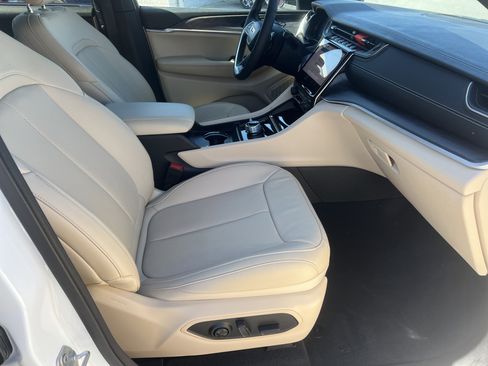 Used 2025 Jeep Grand Cherokee L Limited w/ Luxury Tech Group II image 17