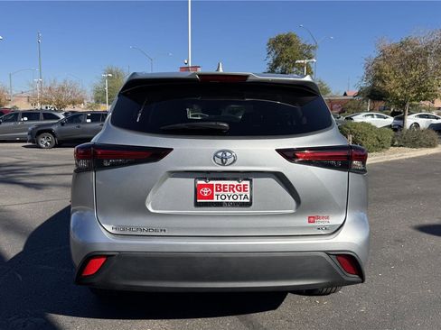 Certified 2024 Toyota Highlander XLE image 28