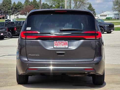 Used 2023 Chrysler Pacifica Touring-L FWD image 7