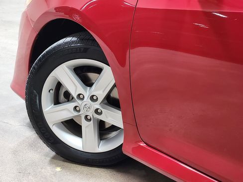 Used 2013 Toyota Camry SE image 23