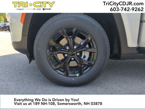 New 2025 Jeep Grand Cherokee Altitude image 38