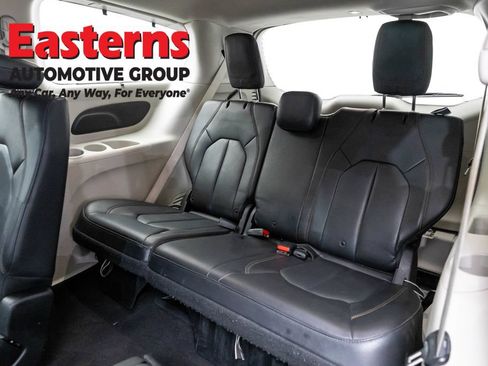 Used 2019 Chrysler Pacifica Touring-L FWD image 24