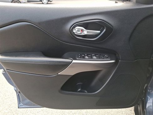 Used 2021 Jeep Cherokee Latitude Lux w/ Comfort/Convenience Group image 14