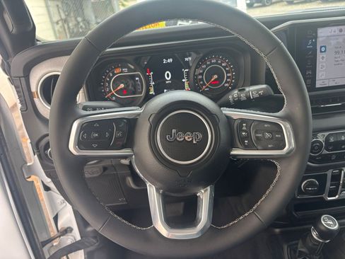 Used 2025 Jeep Wrangler Sahara image 28