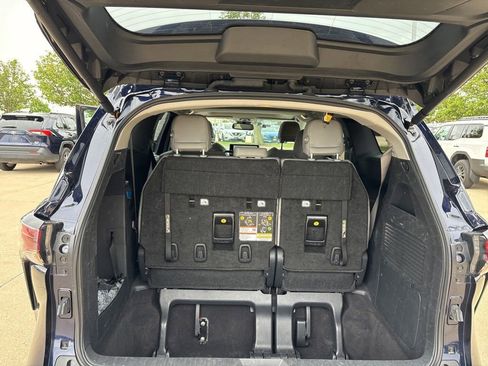 Used 2025 Toyota Sienna XLE FWD image 26