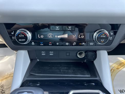 Used 2025 Mitsubishi Outlander AWD image 17