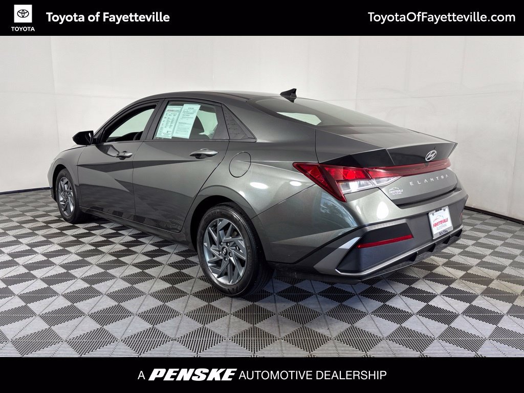 Used 2024 Hyundai Elantra SEL FWD image 3