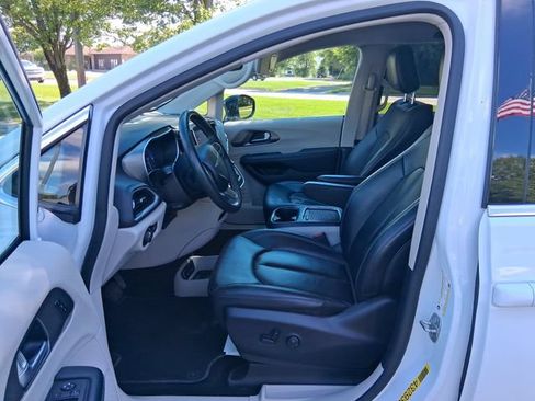 Used 2024 Chrysler Pacifica Touring-L FWD image 11