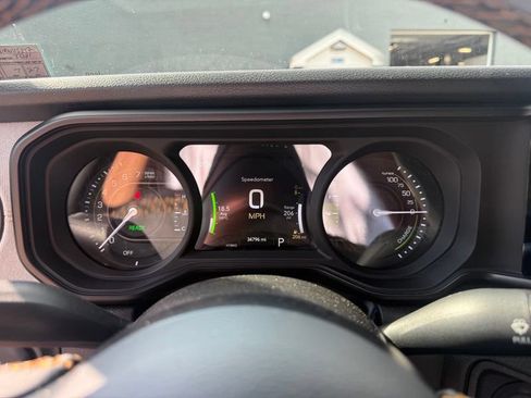 Used 2024 Jeep Wrangler Unlimited w/ Convenience Group AWD/4WD image 5
