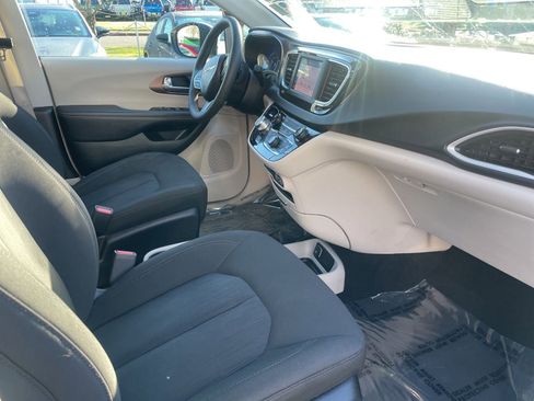 Used 2023 Chrysler Voyager LX FWD image 19