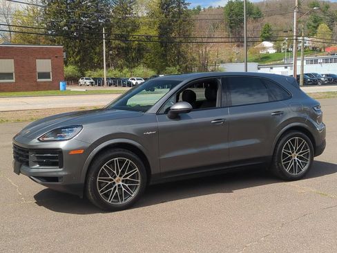 Used 2024 Porsche Cayenne AWD/4WD image 2
