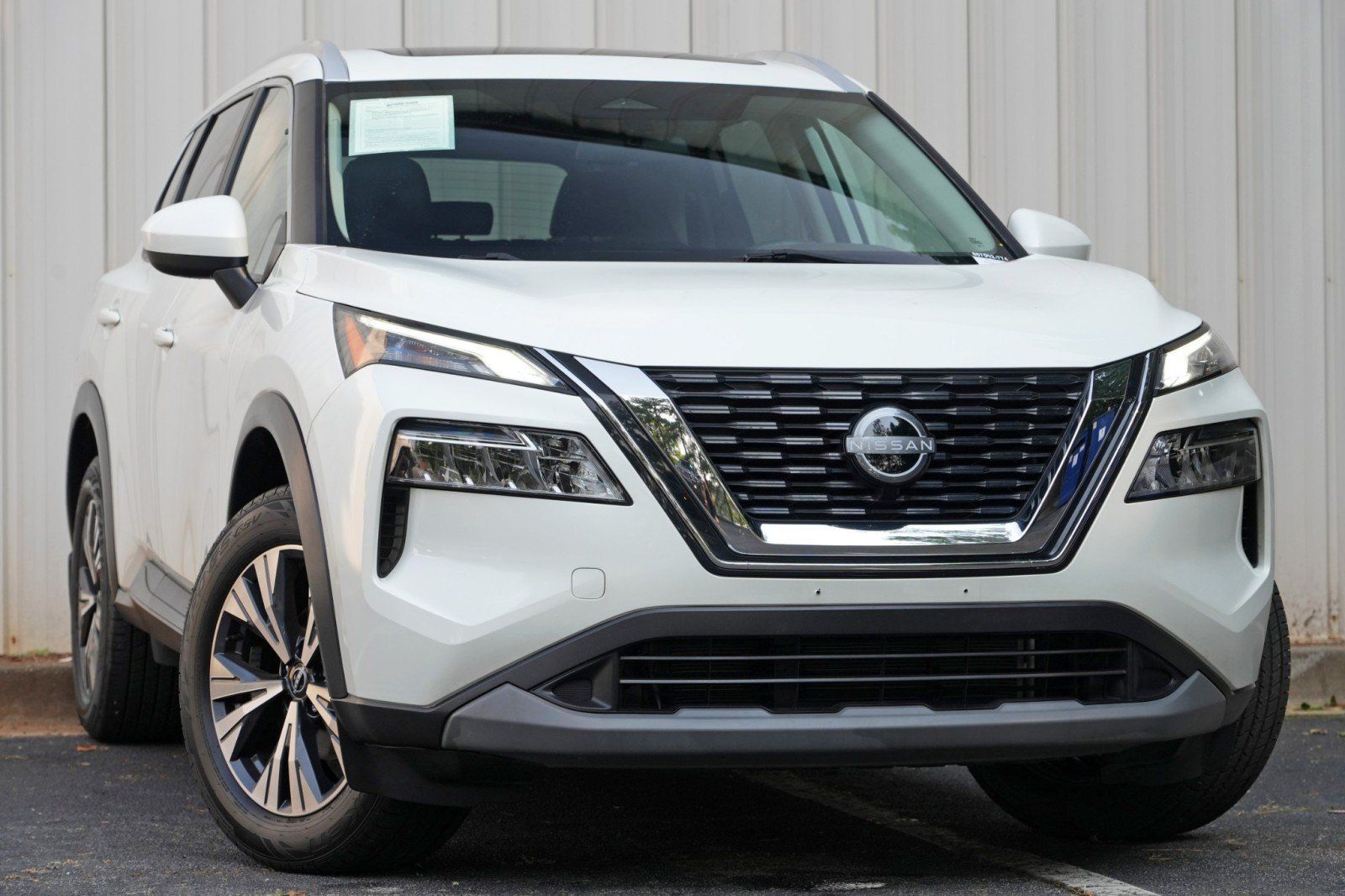 Used 2023 Nissan Rogue SV w/ SV Premium B Package FWD image 2