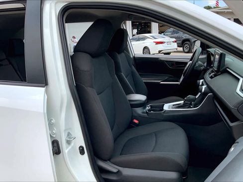 Used 2019 Toyota RAV4 LE FWD image 9