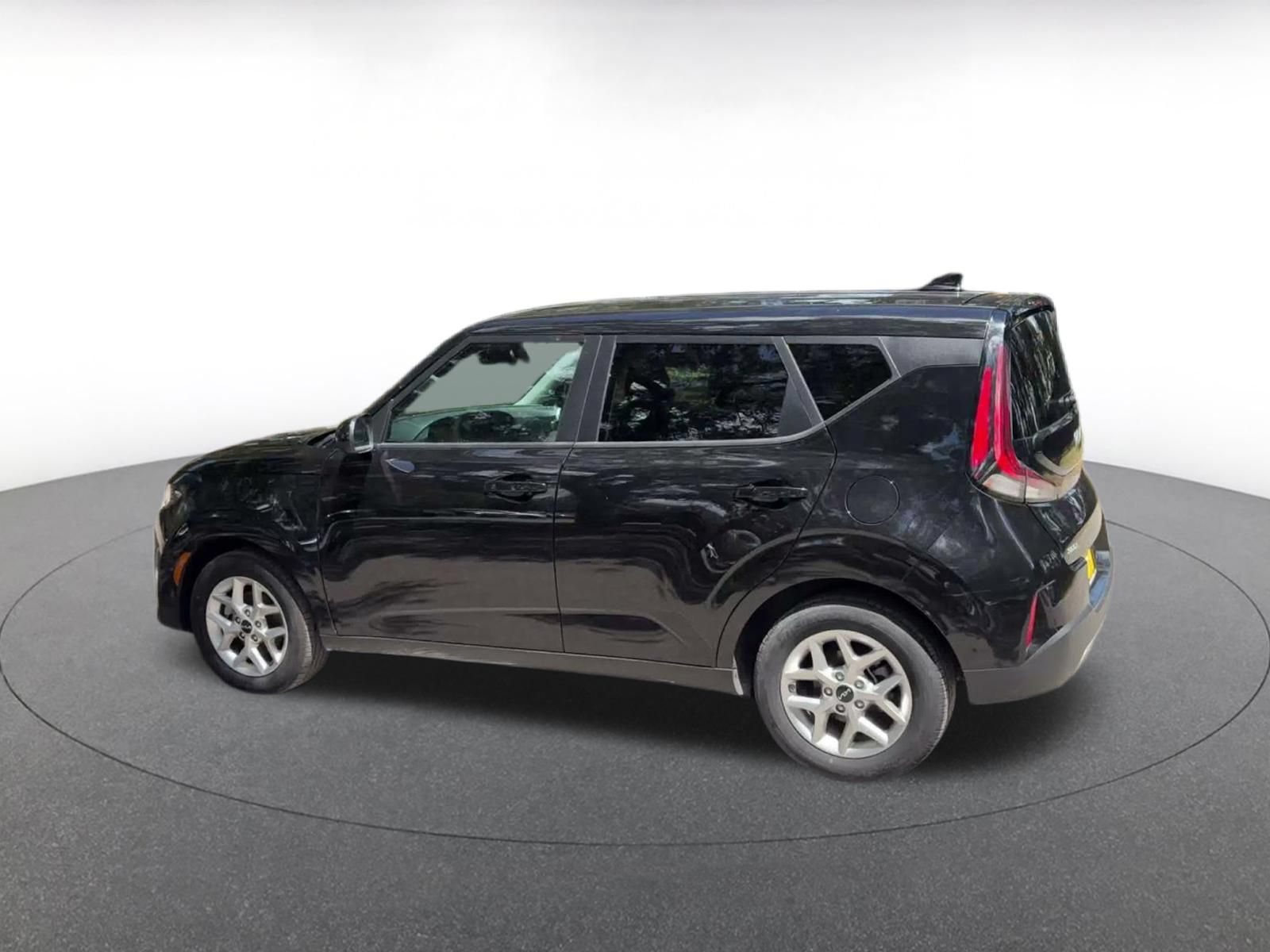 Used 2025 Kia Soul LX w/ LX Technology Package FWD image 9