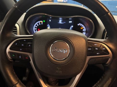 Used 2019 Jeep Grand Cherokee Limited image 25