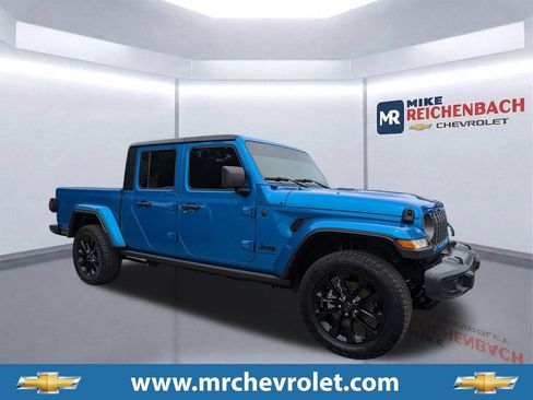 Used 2025 Jeep Gladiator Sport AWD/4WD image 1