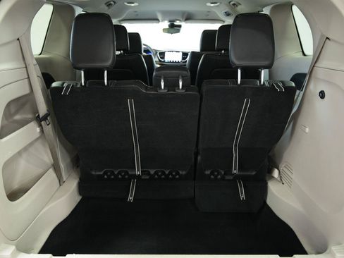 Used 2023 Chrysler Pacifica Touring-L FWD image 15