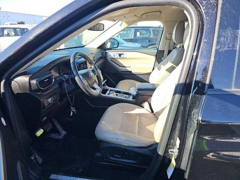 Used 2023 Ford Explorer Limited image 3