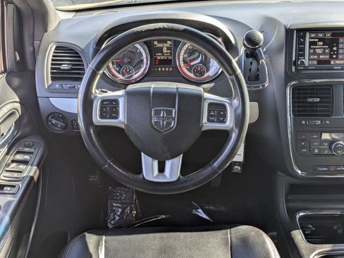 Used 2017 Dodge Grand Caravan GT image 3