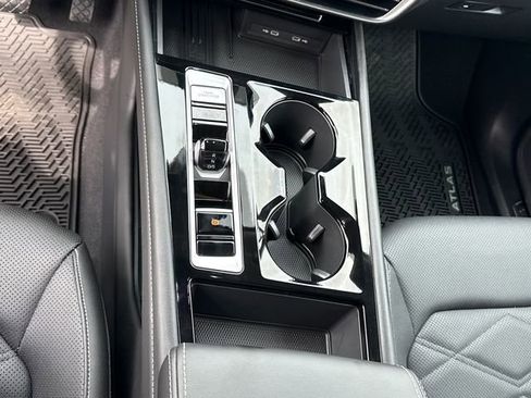 Certified 2025 Volkswagen Atlas SE w/ Black Wheel Package image 21