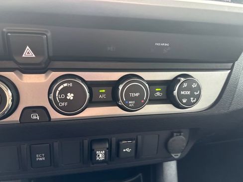 Used 2020 Toyota Tacoma SR5 AWD/4WD image 25