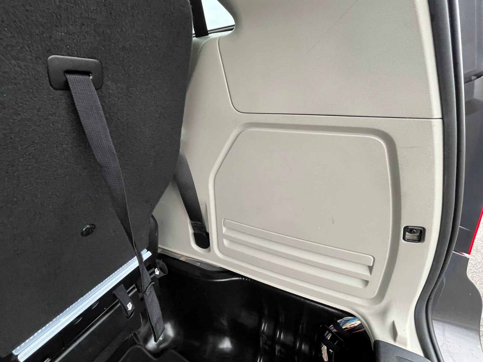 Used 2019 Dodge Grand Caravan SE w/ UConnect Hands-Free Group FWD image 8