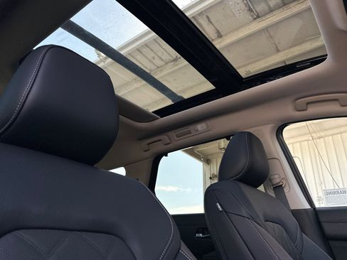 New 2026 Nissan Pathfinder Platinum image 18