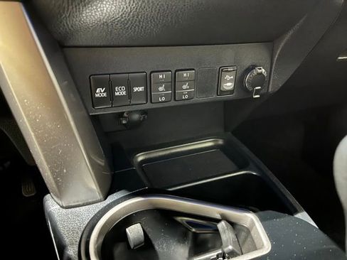 Used 2018 Toyota RAV4 Limited AWD/4WD image 19